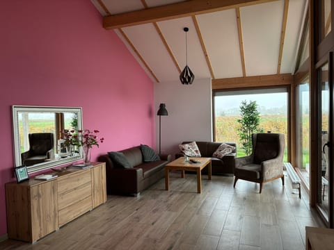 G9 eingezäuntes Haus in Randlage mit Weitblick