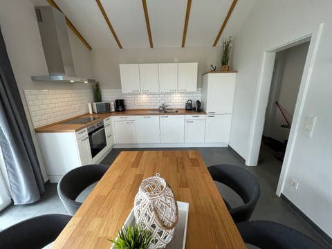 G1 Eingezäuntes Haus mit Kamin in Eckwarderhörne