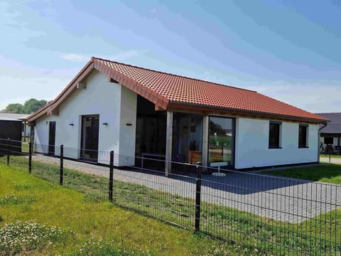 G1 Eingezäuntes Haus mit Kamin in Eckwarderhörne