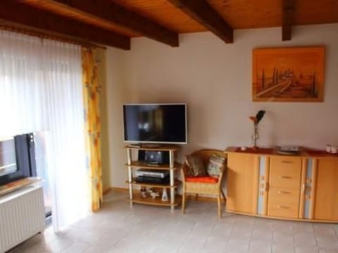 Geräumige Ferienwohnung in Burhave mit Grill, Garten und Pool