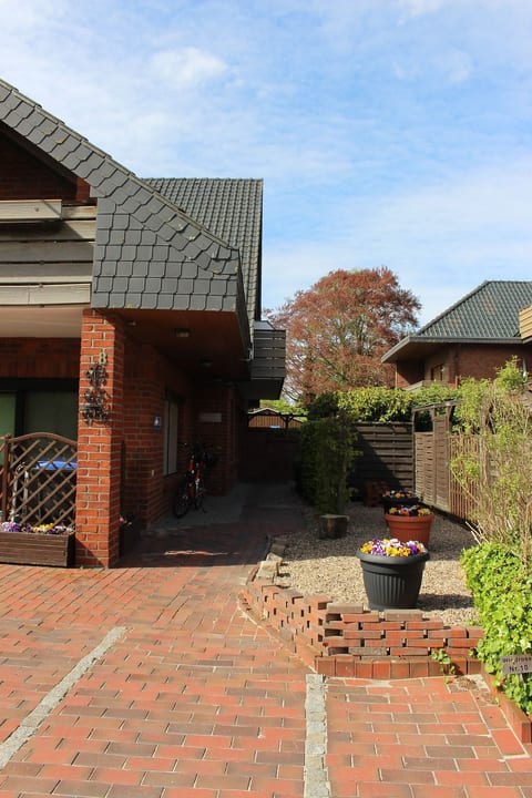 Geräumige Ferienwohnung in Burhave mit Grill, Garten und Pool
