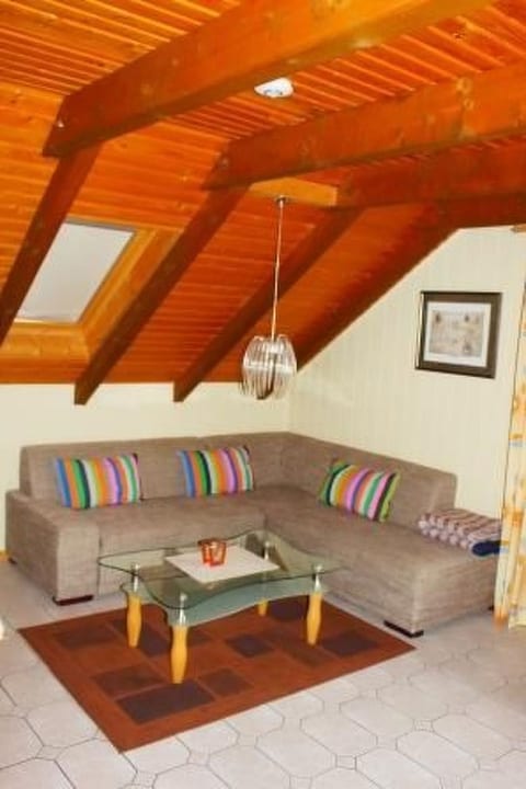 Geräumige Ferienwohnung in Burhave mit Grill, Garten und Pool