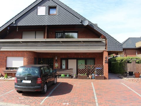 Geräumige Ferienwohnung in Burhave mit Grill, Garten und Pool