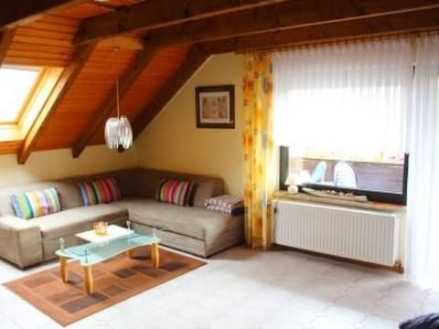 Geräumige Ferienwohnung in Burhave mit Grill, Garten und Pool