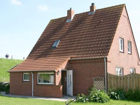 mit Wintergarten und Garten am Deich