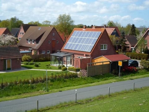 mit Wintergarten und Garten am Deich