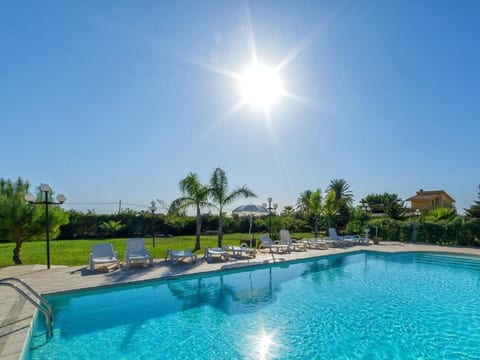 in Marsala mit Terrasse, gemeinschaftlichem Pool und Grill