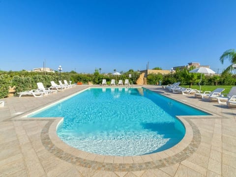 in Marsala mit Terrasse, gemeinschaftlichem Pool und Grill