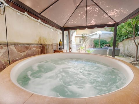 Zwei Schlafzimmer mit Garten und Whirlpool