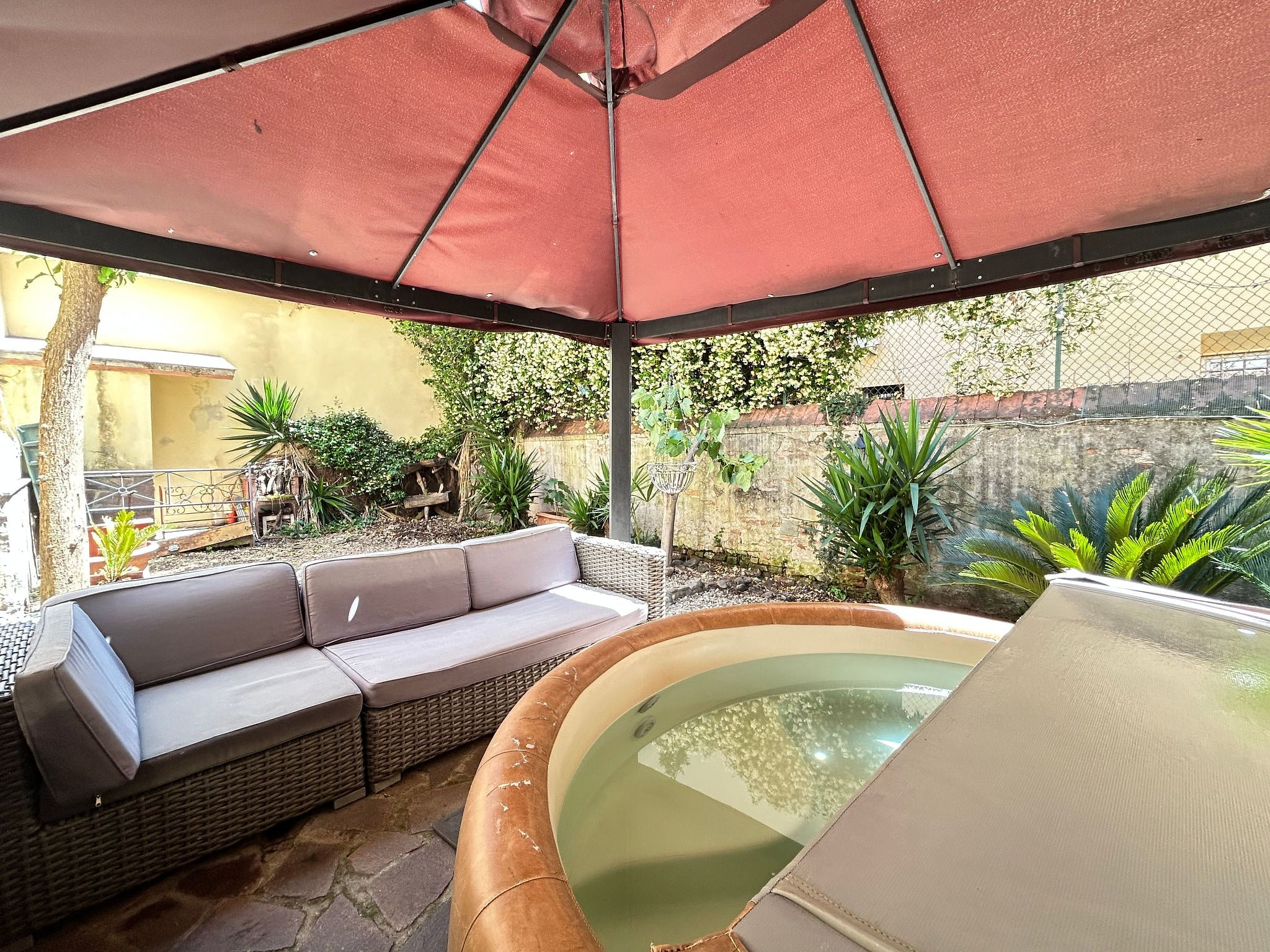 Zwei Schlafzimmer mit Garten und Whirlpool