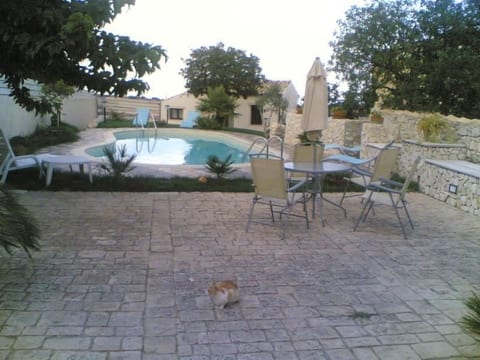 "Villa mit Pool