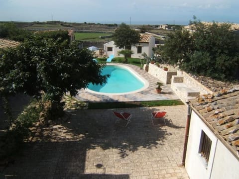 "Villa mit Pool