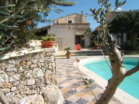 "Villa mit Pool