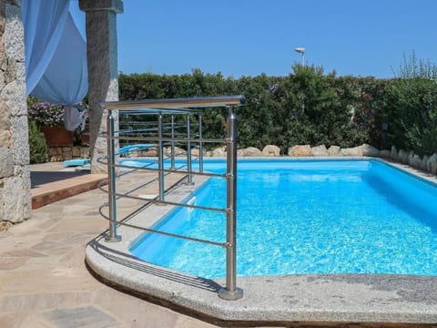Haus in Budoni mit Schwimmbad und Privatparkplatz