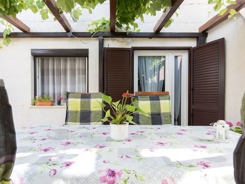 Apartment im Erdgeschoss mit überdachter Terrasse