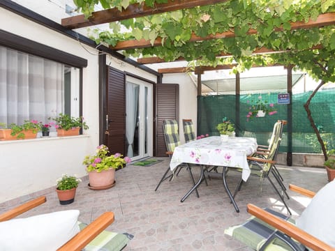 Apartment im Erdgeschoss mit überdachter Terrasse
