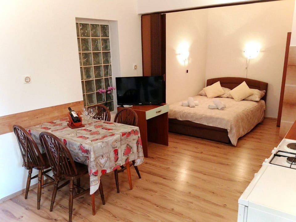Studio-Apartment mit Terrasse und Parkplatz - Baška