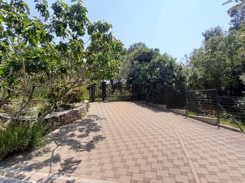 mit schönem Garten und Sonnenterrasse