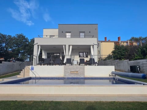 Ferienvilla "Luxury Villa Tara" mit beheiztem Pool