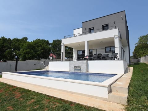 Ferienvilla "Luxury Villa Tara" mit beheiztem Pool