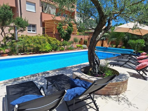 Family Apartment Oros Medulin, with a pool