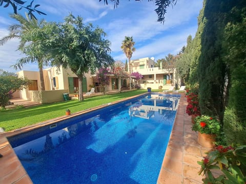 Schöne Villa für 6 Personen mit Schwimmbad