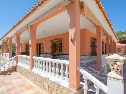 Familienhaus mit großzügigen Außenanlagen