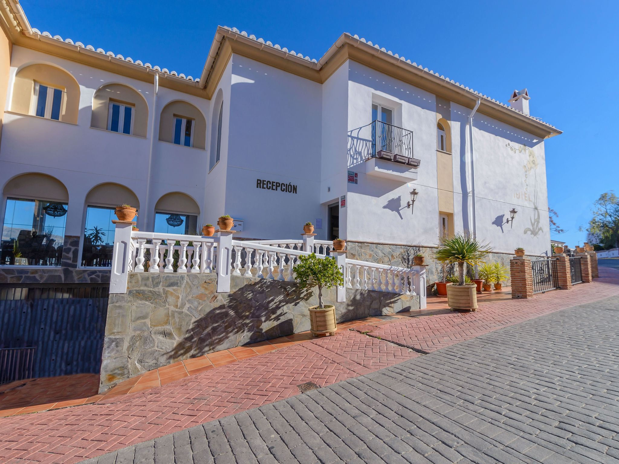 Spa-Spielzimmer mit Außen-Whirlpool und Schwimmbad