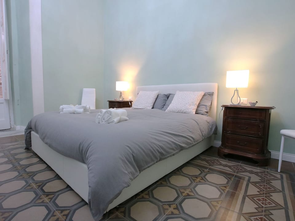 Große Duomo-Wohnung im historischen Zentrum - Naples
