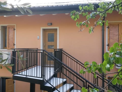 mit Balkon
