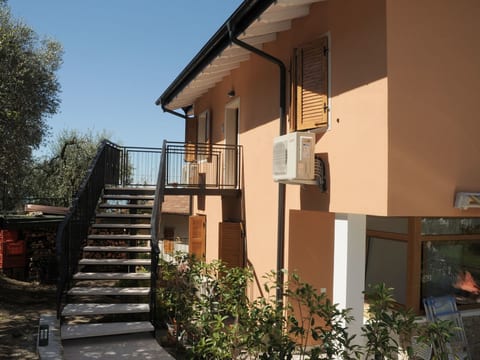 mit Balkon