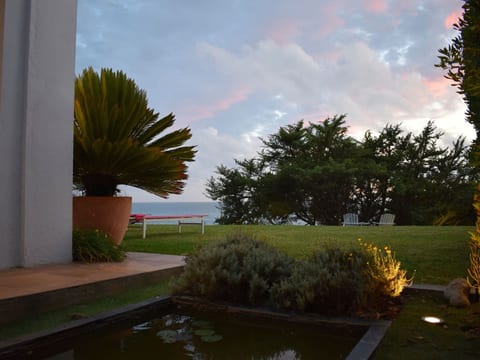 Villa "Casa Roche" mit Blick auf das Wasser