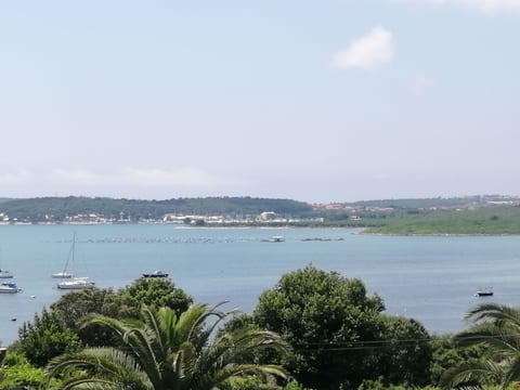 Apartment mit drei Schlafzimmern und Meerblick