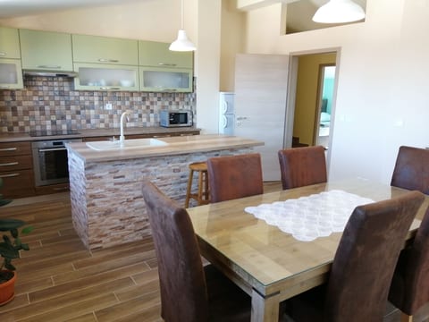 Apartment mit drei Schlafzimmern und Meerblick