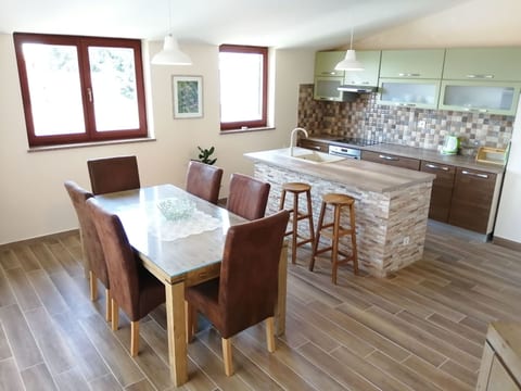 Apartment mit drei Schlafzimmern und Meerblick
