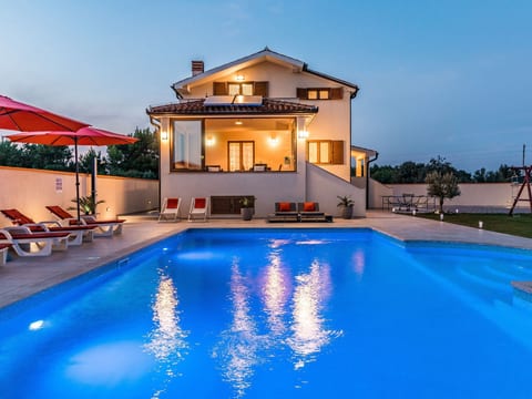 Nettes Ferienhaus in Pomer mit Privatem Pool