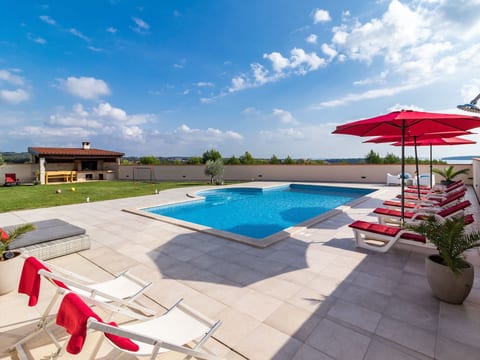 Nettes Ferienhaus in Pomer mit Privatem Pool