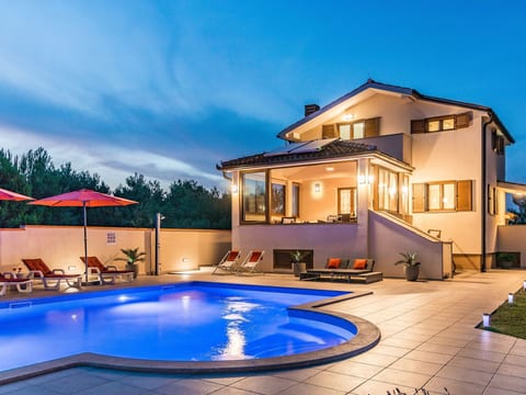 Nettes Ferienhaus in Pomer mit Privatem Pool