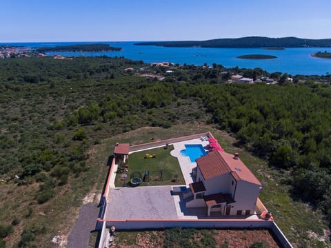 Nettes Ferienhaus in Pomer mit Privatem Pool