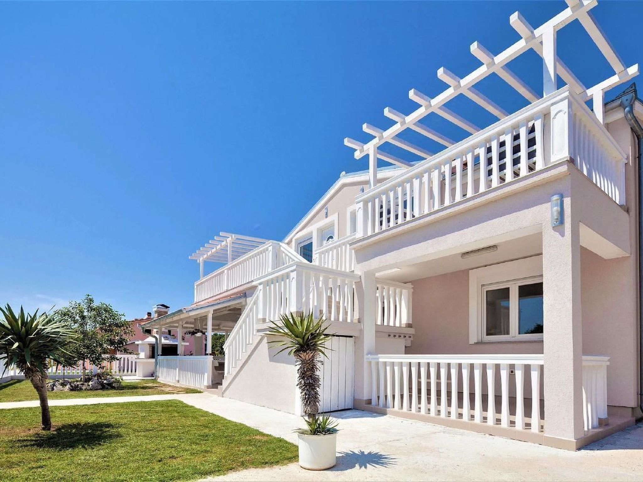 mit Jacuzzi in Villa mit Parkplatz