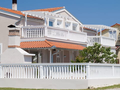 Tena Orange mit Parkplatz, Terrasse und BBQ