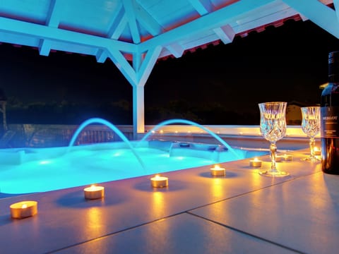 Tena Orange mit Parkplatz, Terrasse und BBQ