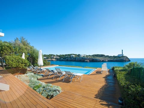 Majestätische Villa mit 5 Schlafzimmern und Pool direkt am Meer