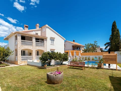 Tia, Wohnung mit Pool