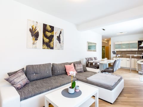 Modernes Apartment As Veliki mit Terrasse
