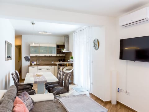 Modernes Apartment As Veliki mit Terrasse
