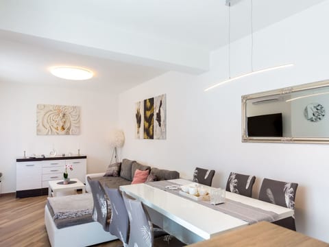 Modernes Apartment As Veliki mit Terrasse