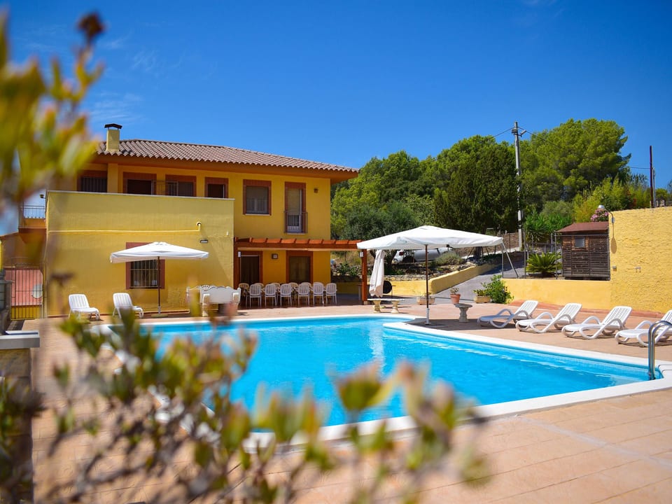 Grande maison avec piscine et barbecue - Torrelletes
