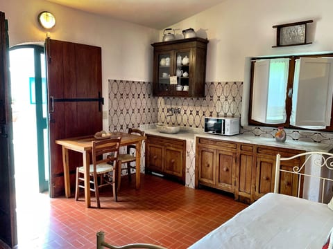 Unabhängiges Zimmer im Garten in der Nähe des Meeres