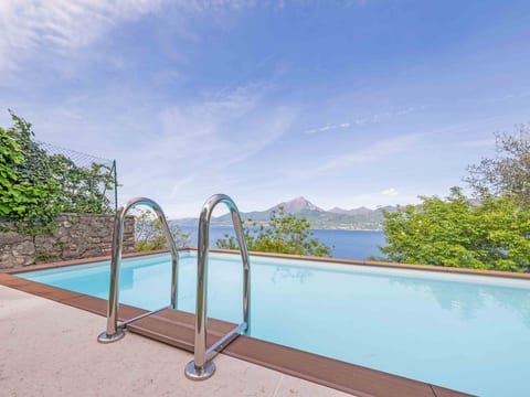 Privater Pool und herrlicher Seeblick
